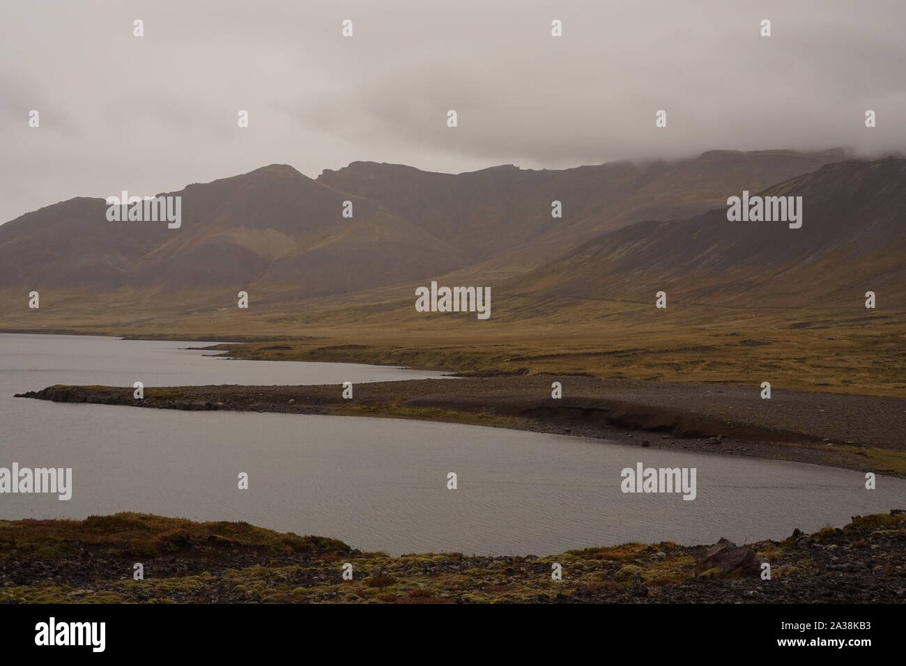 Vue spectaculaire des montagnes brumeuses de l'Islande et la pierre de lave noire Banque D'Images