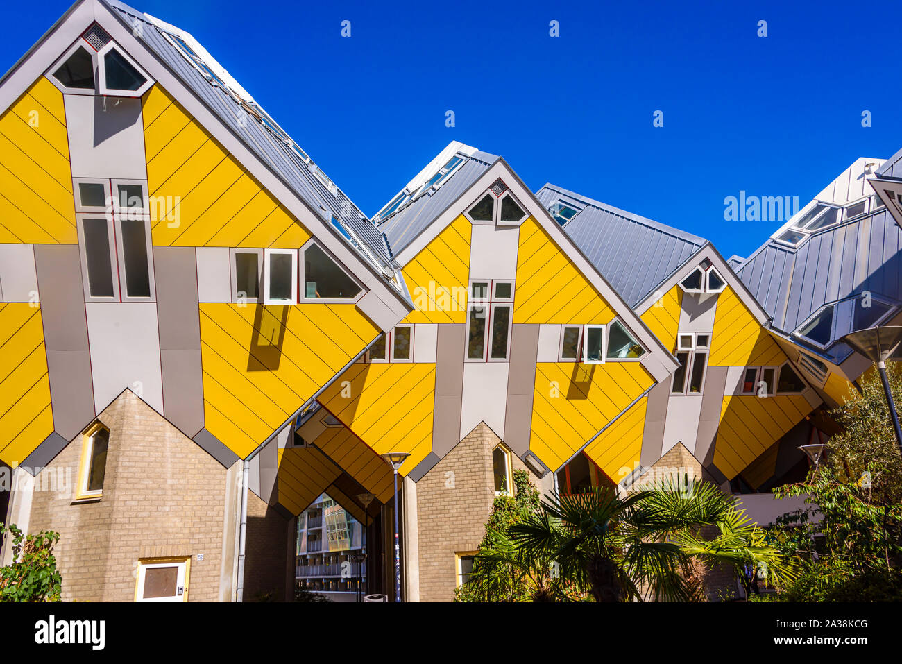 L'architecture moderne Maisons Cube, conçu par Piet Blom, et conçu pour maximiser l'espace intérieur, sans utiliser beaucoup d'espace au sol. Rotterdam, N Banque D'Images