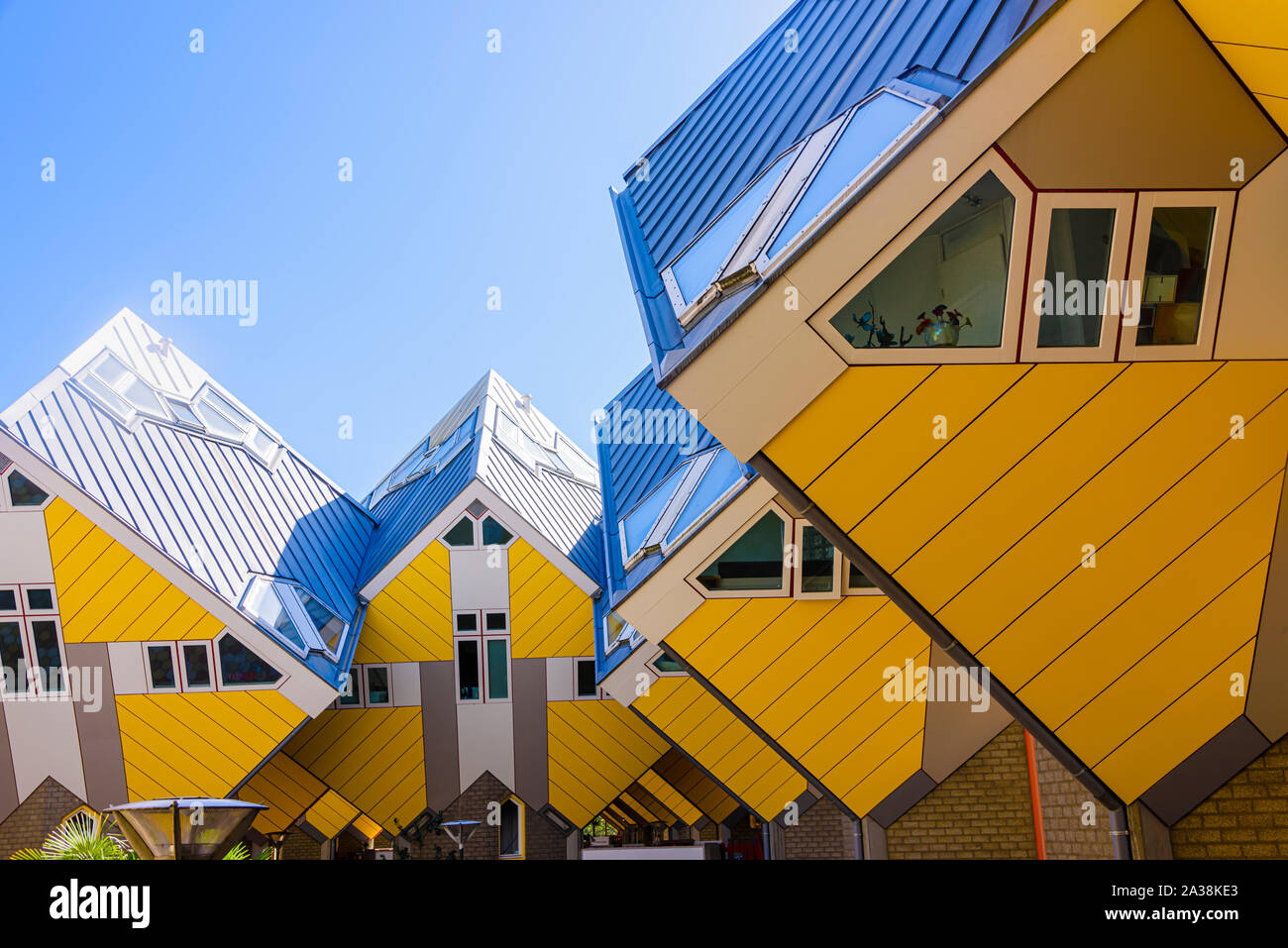 L'architecture moderne Maisons Cube, conçu par Piet Blom, et conçu pour maximiser l'espace intérieur, sans utiliser beaucoup d'espace au sol. Rotterdam, N Banque D'Images