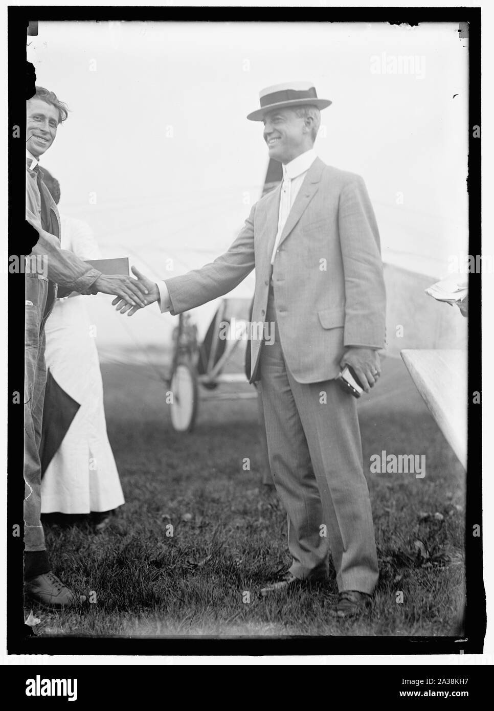 RUSSELL, EDGAR. MAJ., SIGNAL CORPS, U.S.A. droite, serrant la main d'AVIATOR BOIS Banque D'Images