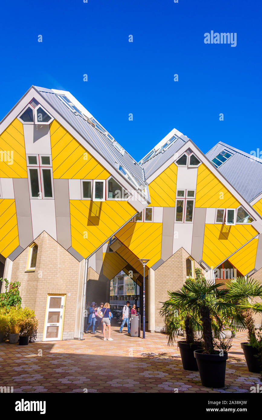 L'architecture moderne Maisons Cube, conçu par Piet Blom, et conçu pour maximiser l'espace intérieur, sans utiliser beaucoup d'espace au sol. Rotterdam, N Banque D'Images