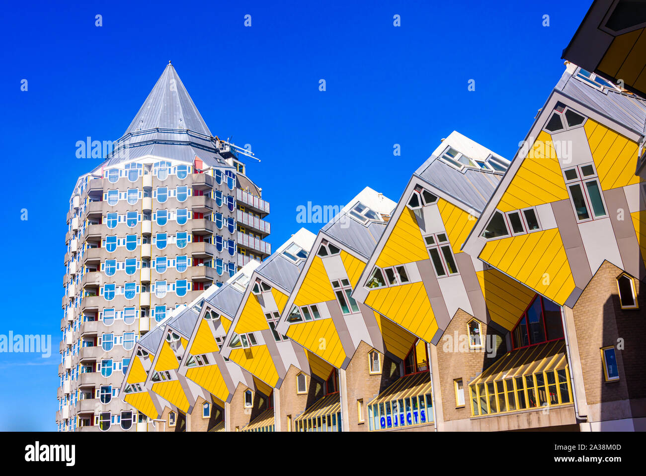 L'architecture moderne Maisons Cube, conçu par Piet Blom, et conçu pour maximiser l'espace intérieur, sans utiliser beaucoup d'espace au sol. Rotterdam, N Banque D'Images