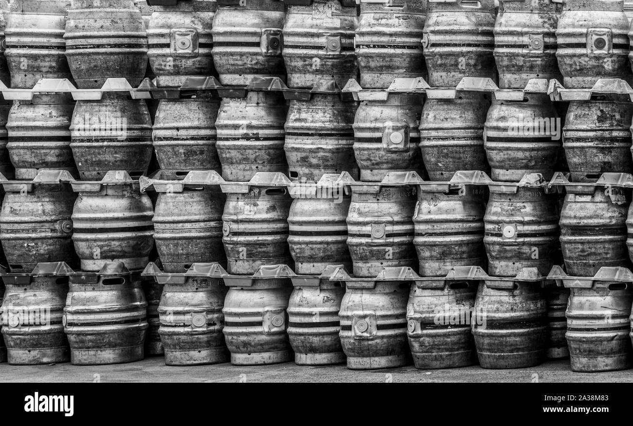 Des tonnelets de bière empilés à Black Sheep Brewery, Masham, Yorkshire du Nord. Banque D'Images