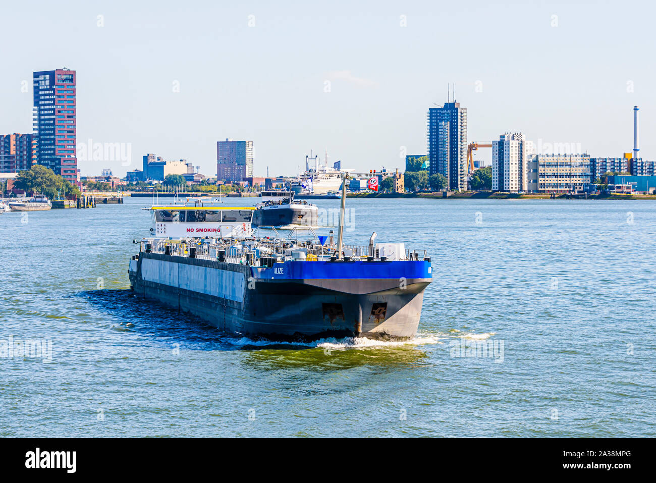 Un petit pétrolier pétrochimique navigue dans le port de Rotterdam, Rotterdam, Pays-Bas. Banque D'Images Un petit pétrolier pétrochimique navigue dans le port de Rotterdam, Rotterdam, Pays-Bas. Banque D'Images