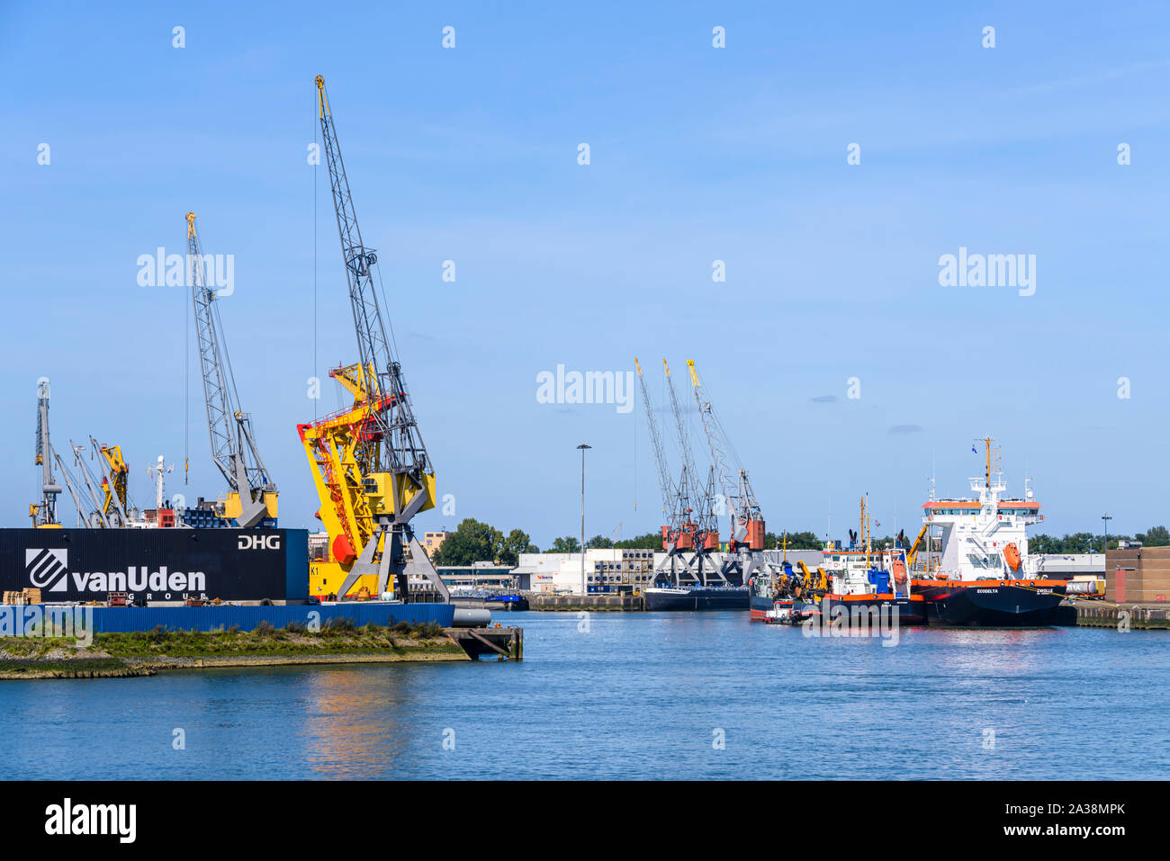 Grues pour retirer la cargaison de navires de marchandises au port de Rotterdam, aux Pays-Bas. Banque D'Images Grues pour retirer la cargaison de navires de marchandises au port de Rotterdam, aux Pays-Bas. Banque D'Images