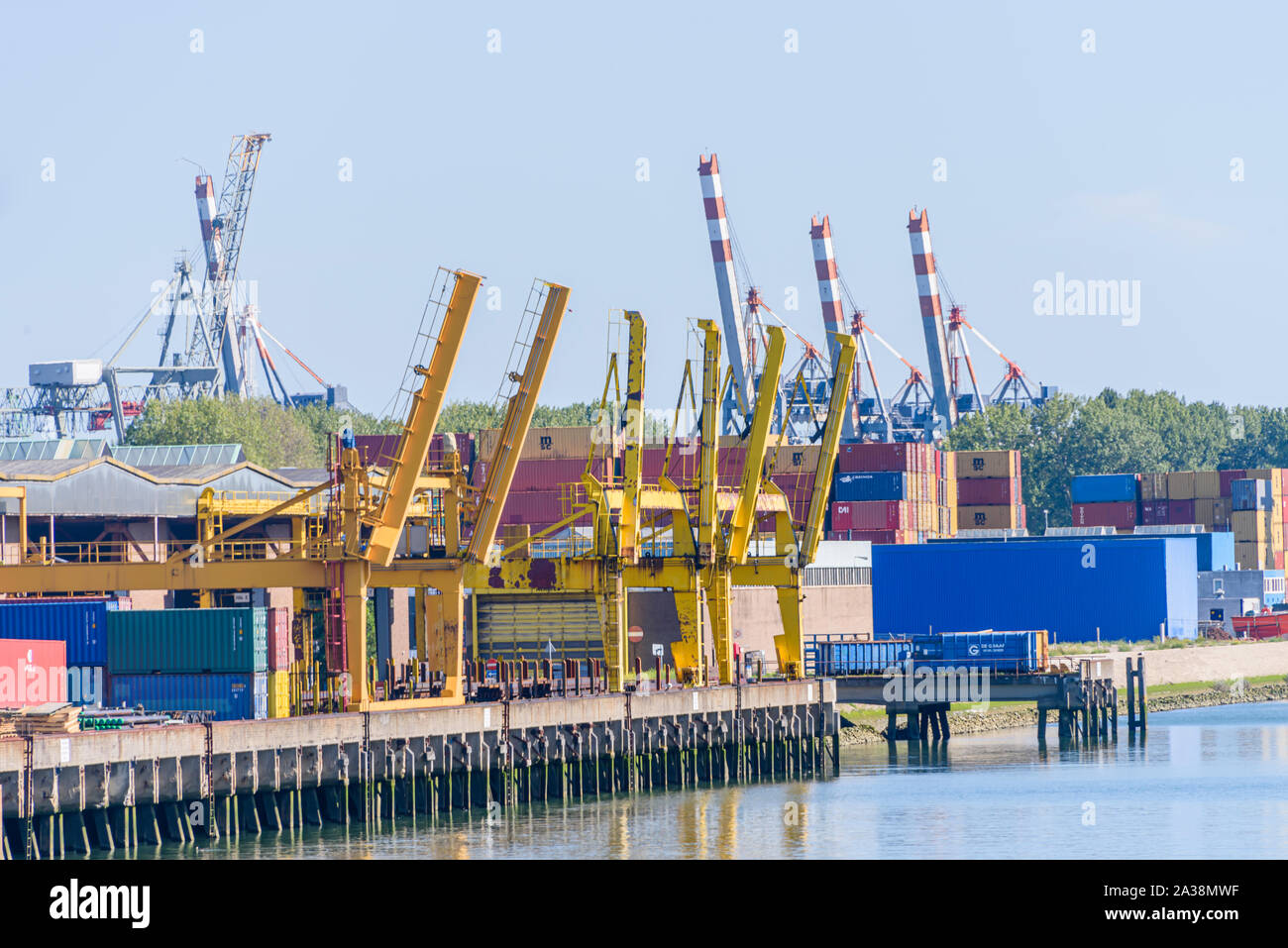 Grues pour retirer la cargaison de navires de marchandises au port de Rotterdam, aux Pays-Bas. Banque D'Images Grues pour retirer la cargaison de navires de marchandises au port de Rotterdam, aux Pays-Bas. Banque D'Images