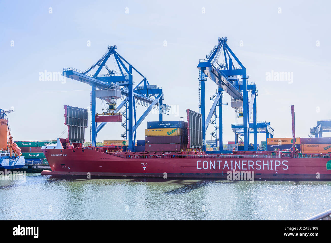 Grues pour conteneurs ISO dépose des navires dans le port de Rotterdam, aux Pays-Bas. Banque D'Images Grues pour conteneurs ISO dépose des navires dans le port de Rotterdam, aux Pays-Bas. Banque D'Images