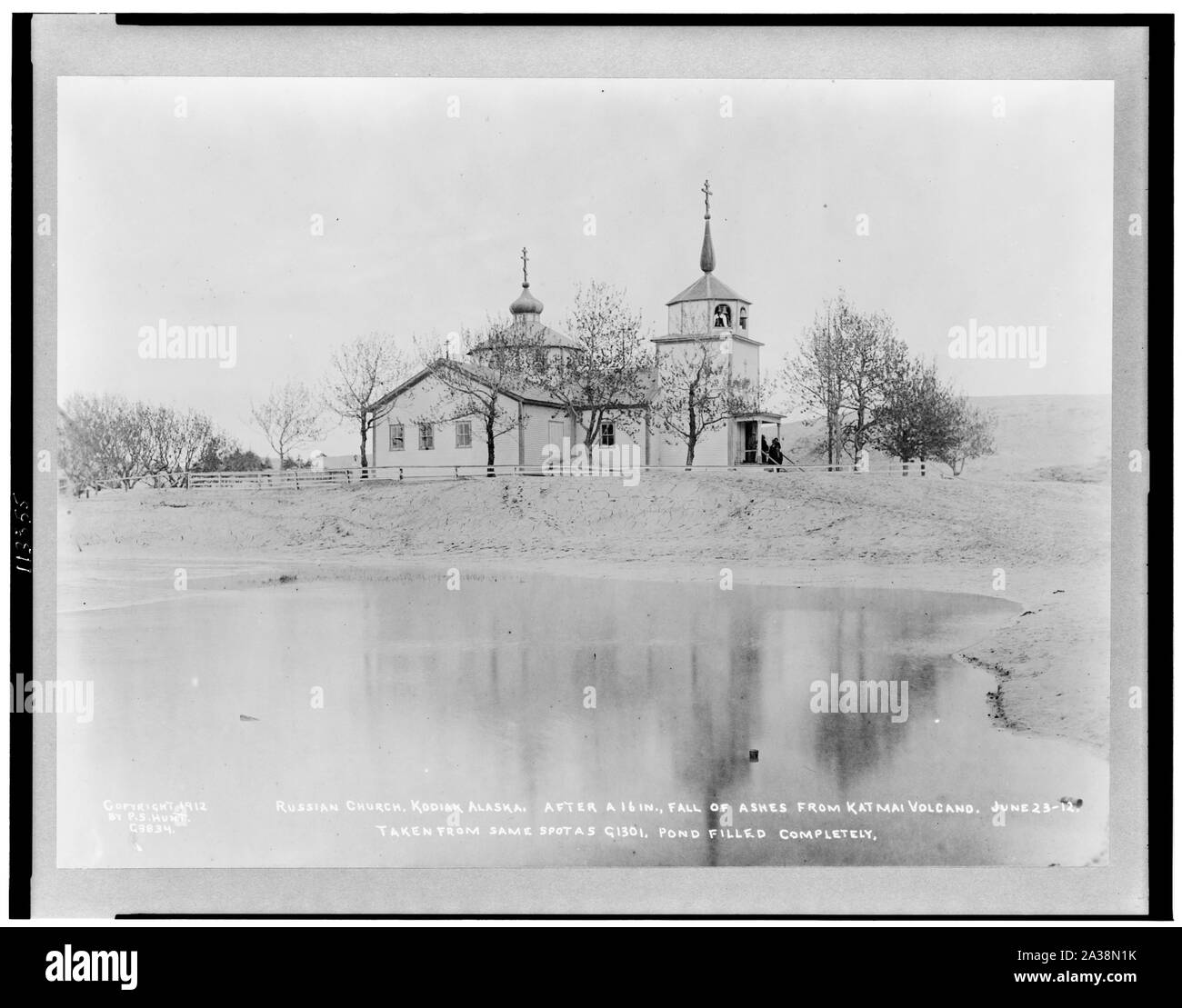 L'église russe, Kodiak, Alaska. Après une chute de 16 in. cendres de volcan Katmai Banque D'Images