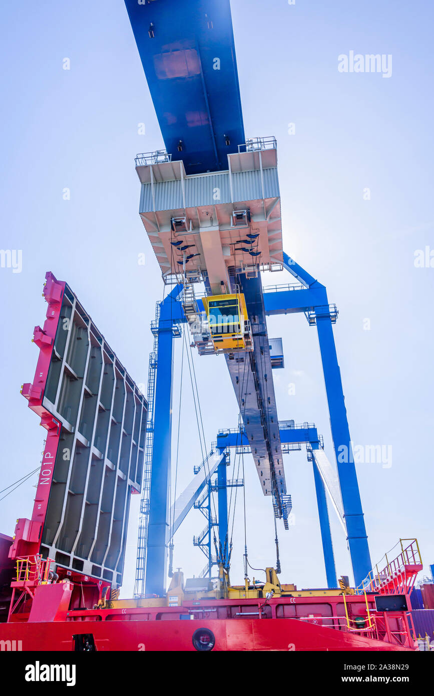Grues pour conteneurs ISO dépose des navires dans le port de Rotterdam, aux Pays-Bas. Banque D'Images Grues pour conteneurs ISO dépose des navires dans le port de Rotterdam, aux Pays-Bas. Banque D'Images