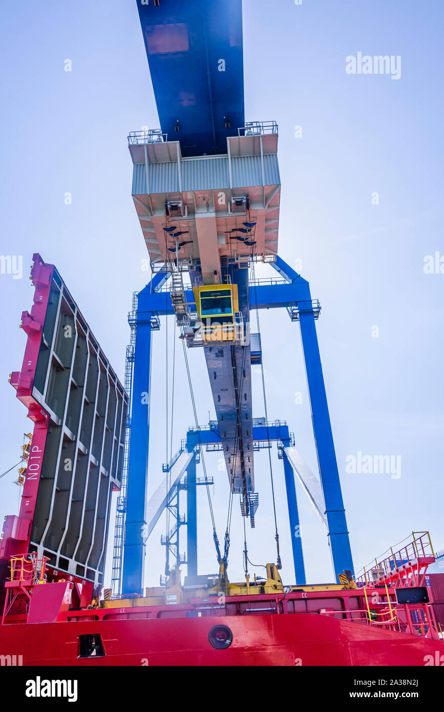 Grues pour conteneurs ISO dépose des navires dans le port de Rotterdam, aux Pays-Bas. Banque D'Images Grues pour conteneurs ISO dépose des navires dans le port de Rotterdam, aux Pays-Bas. Banque D'Images