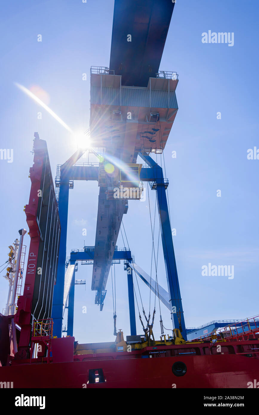 Grues pour conteneurs ISO dépose des navires dans le port de Rotterdam, aux Pays-Bas. Banque D'Images Grues pour conteneurs ISO dépose des navires dans le port de Rotterdam, aux Pays-Bas. Banque D'Images