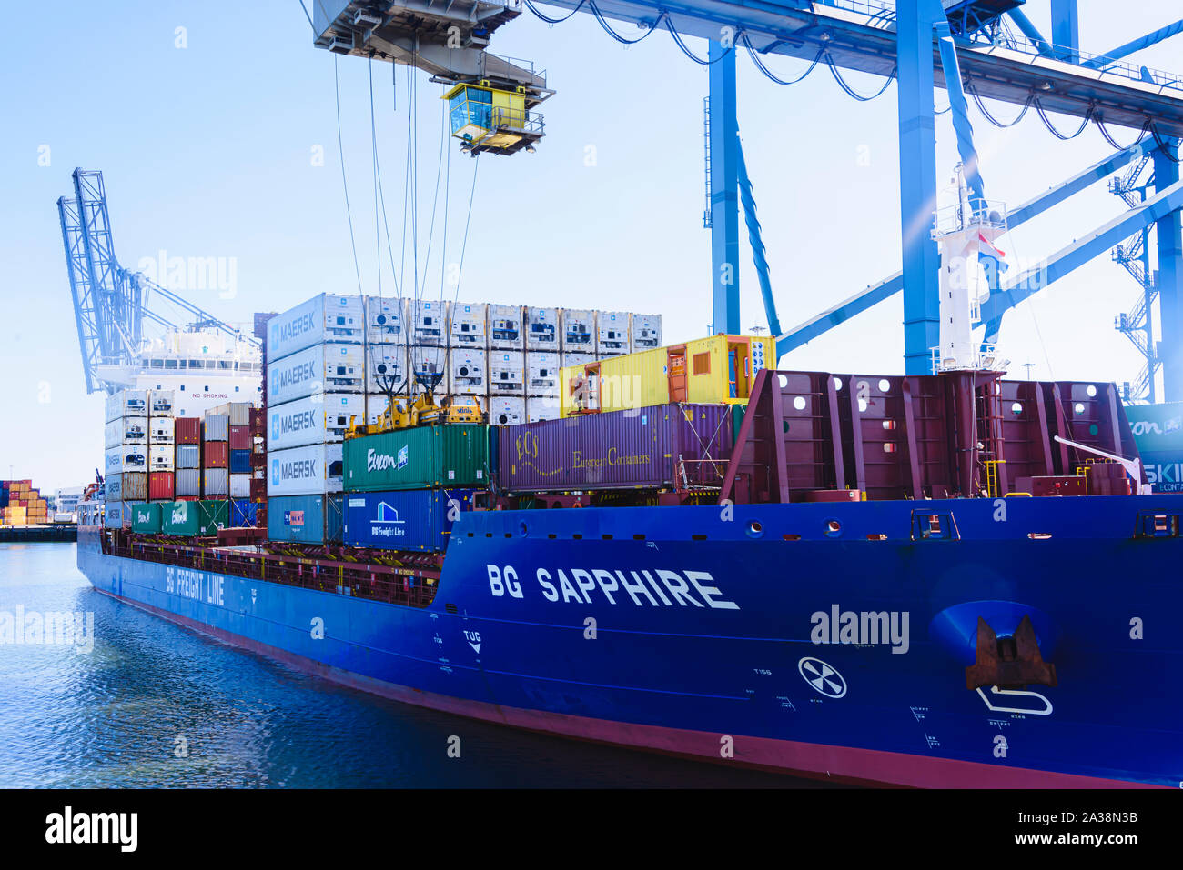 Grues pour conteneurs ISO dépose des navires dans le port de Rotterdam, aux Pays-Bas. Banque D'Images Grues pour conteneurs ISO dépose des navires dans le port de Rotterdam, aux Pays-Bas. Banque D'Images