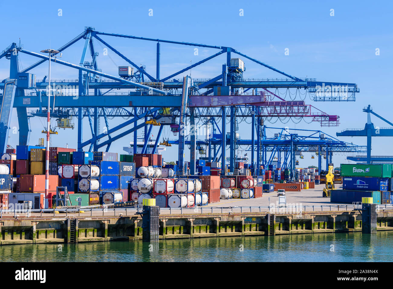 Grues pour conteneurs ISO dépose des navires dans le port de Rotterdam, aux Pays-Bas. Banque D'Images Grues pour conteneurs ISO dépose des navires dans le port de Rotterdam, aux Pays-Bas. Banque D'Images