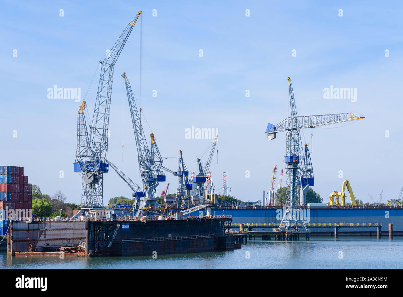 Grues pour retirer la cargaison de navires de marchandises au port de Rotterdam, aux Pays-Bas. Banque D'Images Grues pour retirer la cargaison de navires de marchandises au port de Rotterdam, aux Pays-Bas. Banque D'Images