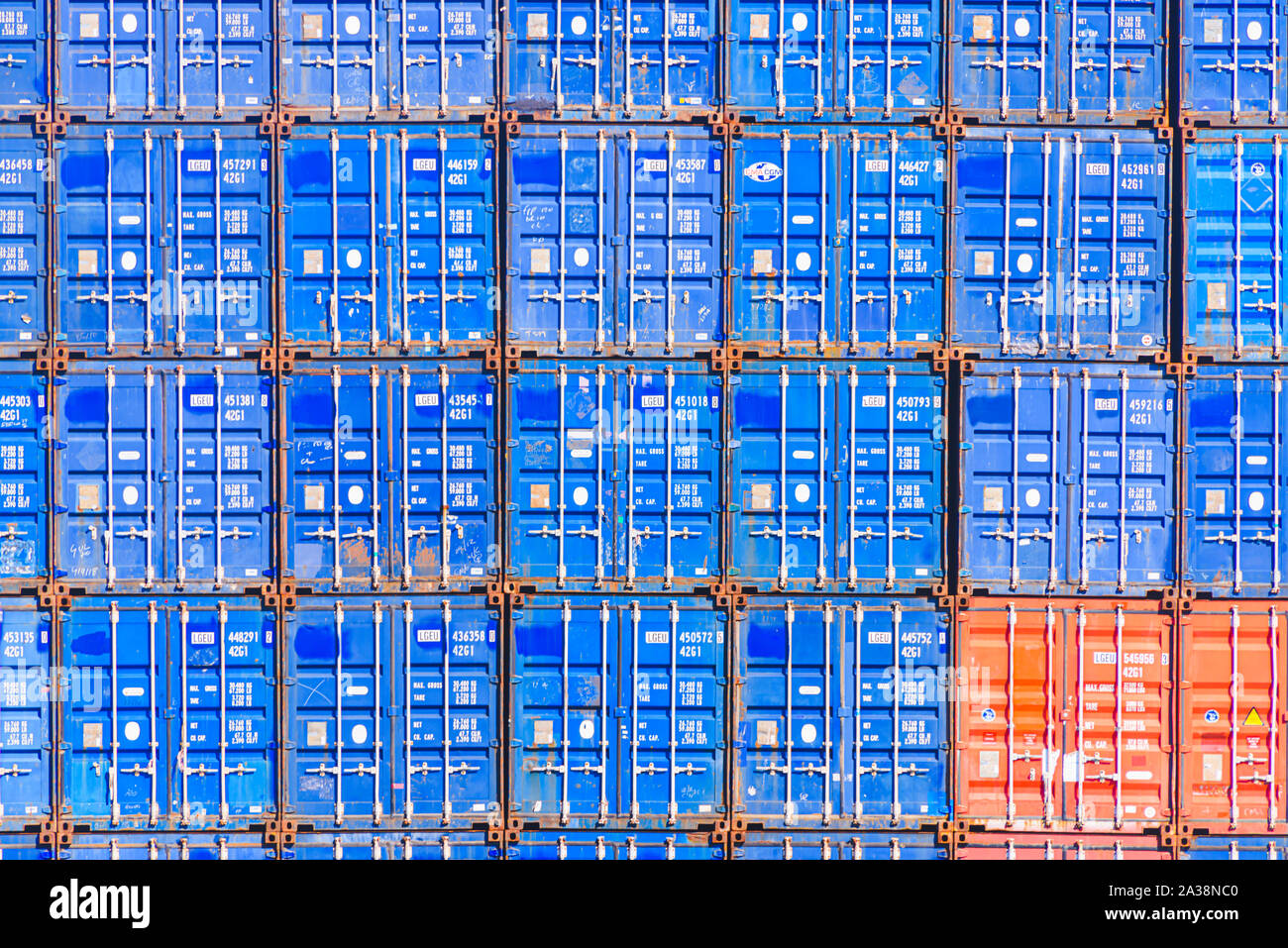 Les contenants d'expédition empilés dans le port de Rotterdam, Pays-Bas Banque D'Images Les contenants d'expédition empilés dans le port de Rotterdam, Pays-Bas Banque D'Images