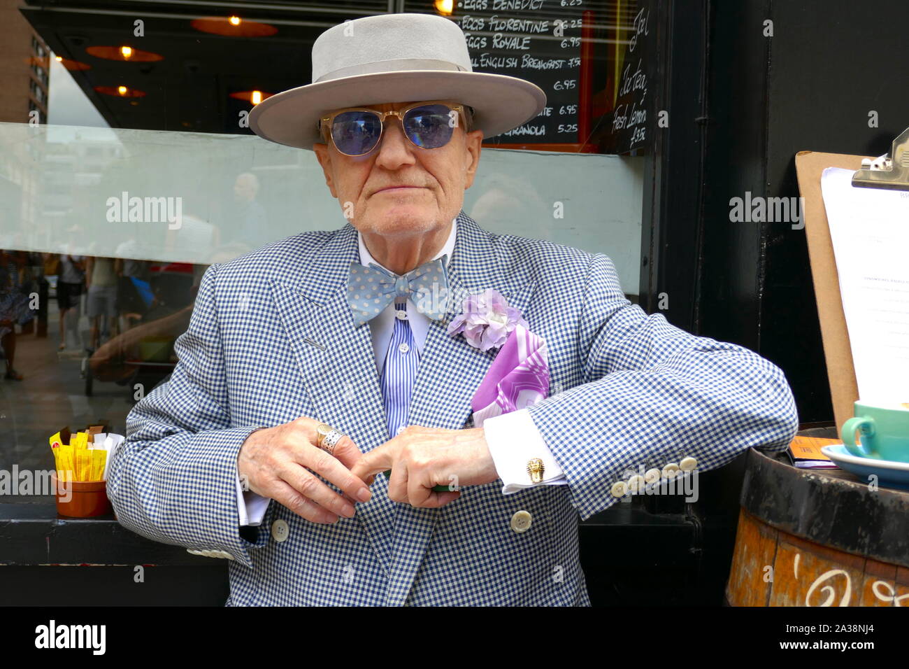 M. George Skeggs AKA Soho George a fréquenté les cafés et restaurants de Soho pour 60 ans. Banque D'Images