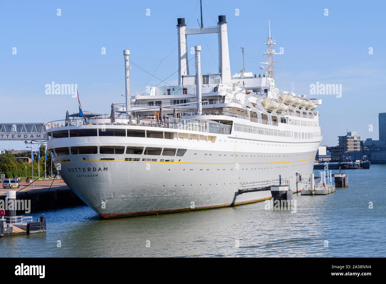Le cinquième SS Rotterdam, construit en 1958 et a pris sa retraite en 2000, dans le port de Rotterdam. Depuis sa retraite, elle a été définitivement amarré à Rotterdam Banque D'Images Le cinquième SS Rotterdam, construit en 1958 et a pris sa retraite en 2000, dans le port de Rotterdam. Depuis sa retraite, elle a été définitivement amarré à Rotterdam Banque D'Images