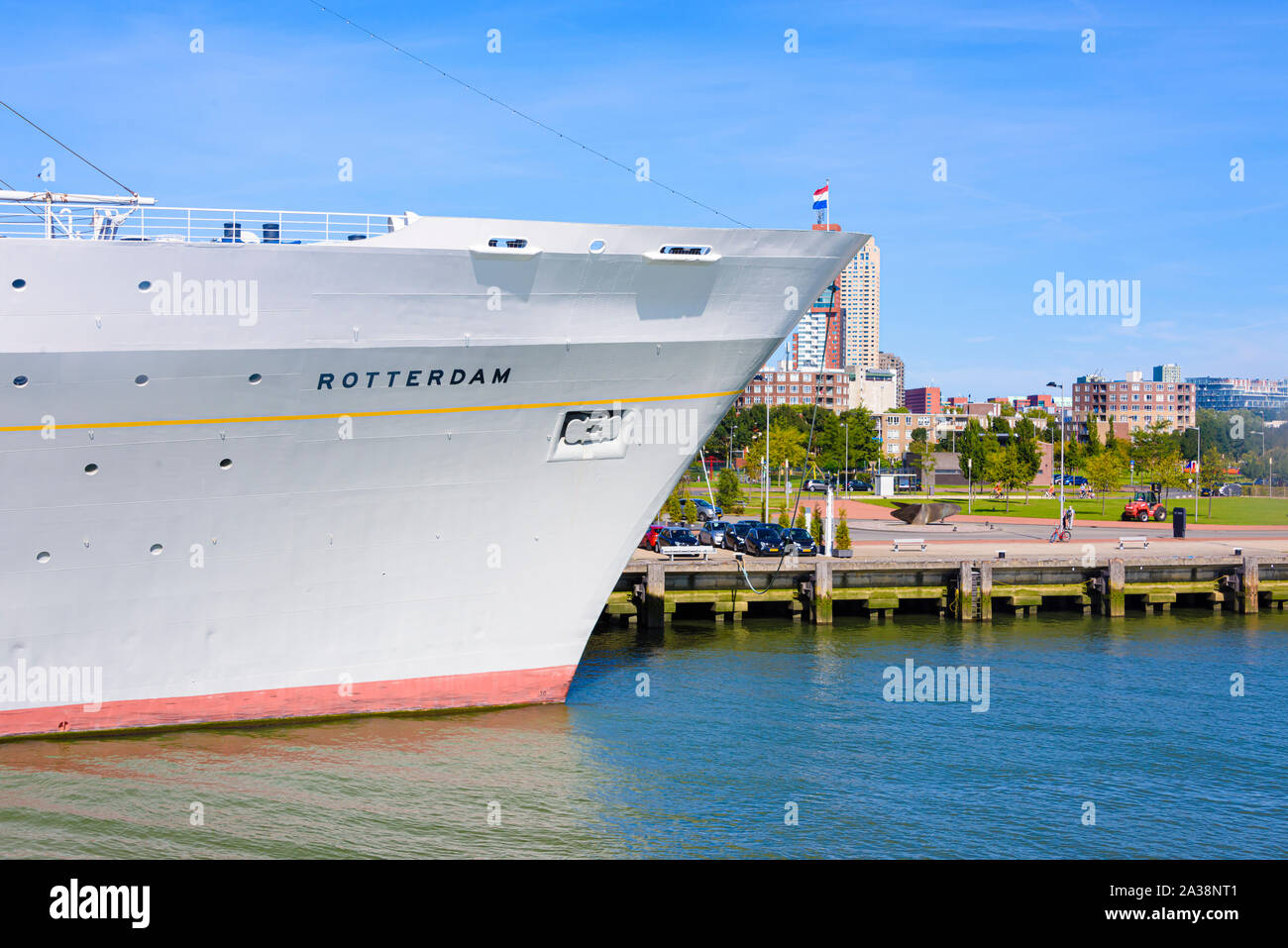 Le cinquième SS Rotterdam, construit en 1958 et a pris sa retraite en 2000, dans le port de Rotterdam. Depuis sa retraite, elle a été définitivement amarré à Rotterdam Banque D'Images Le cinquième SS Rotterdam, construit en 1958 et a pris sa retraite en 2000, dans le port de Rotterdam. Depuis sa retraite, elle a été définitivement amarré à Rotterdam Banque D'Images