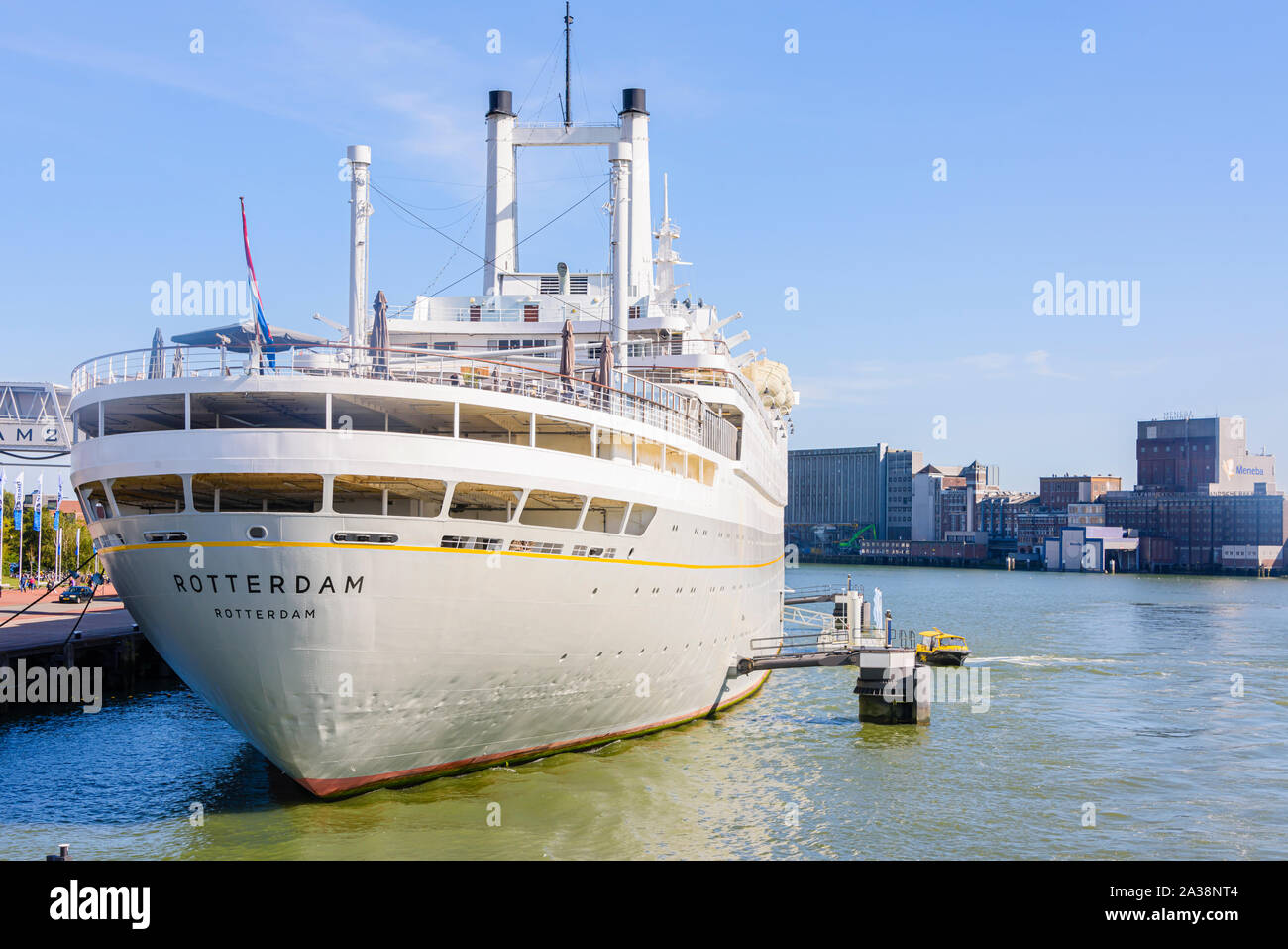 Le cinquième SS Rotterdam, construit en 1958 et a pris sa retraite en 2000, dans le port de Rotterdam. Depuis sa retraite, elle a été définitivement amarré à Rotterdam Banque D'Images Le cinquième SS Rotterdam, construit en 1958 et a pris sa retraite en 2000, dans le port de Rotterdam. Depuis sa retraite, elle a été définitivement amarré à Rotterdam Banque D'Images