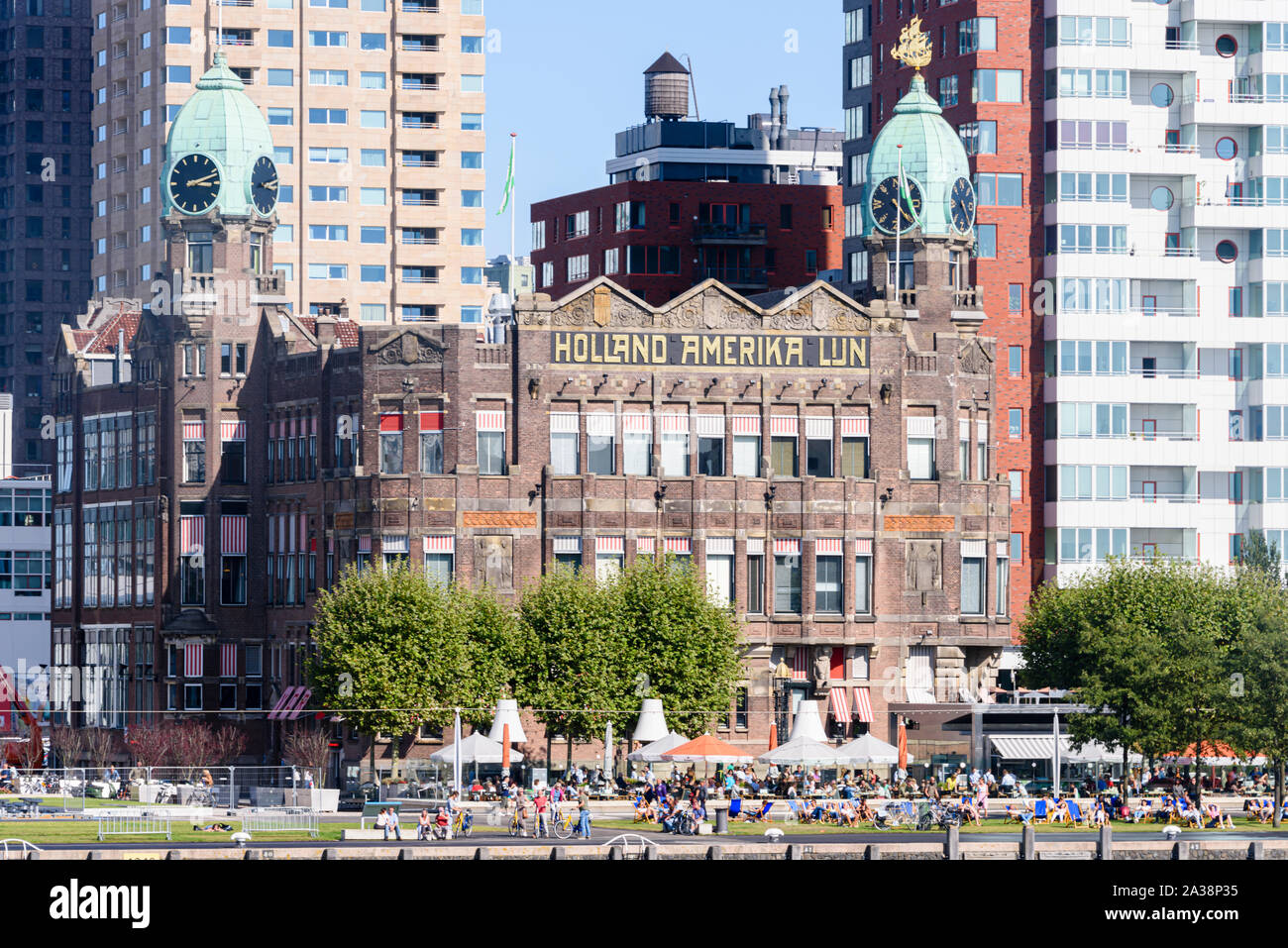 Le old Holland Amerika Lijn (Holland America Line) bâtiment, maintenant Hôtel New York, entouré de blocs de bureau moderne, Rijnhaven, Rotterdam, Pays-Bas Banque D'Images