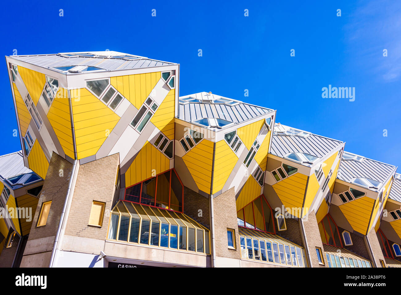 L'architecture moderne Maisons Cube, expérience pour offrir le maximum de surface avec un encombrement minimum, Rotterdam, Pays-Bas. Banque D'Images