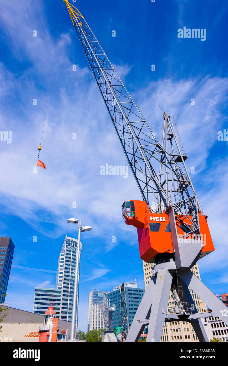 Un port grue de chargement à l'extérieur du Musée Maritime de Rotterdam, Rotterdam, Pays-Bas Banque D'Images Un port grue de chargement à l'extérieur du Musée Maritime de Rotterdam, Rotterdam, Pays-Bas Banque D'Images