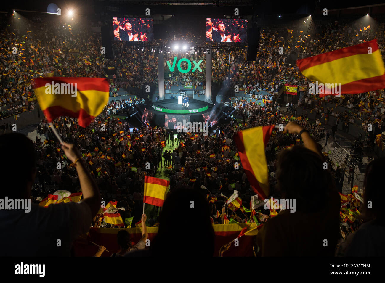 Madrid, Espagne. 6 octobre, 2019. Des milliers d'extrême droite des partisans du parti au cours de la 'VOX Vistalegre Plus Ultra' rally avant un mois avant élections espagnoles. Credit : Marcos del Mazo/Alamy Live News Banque D'Images