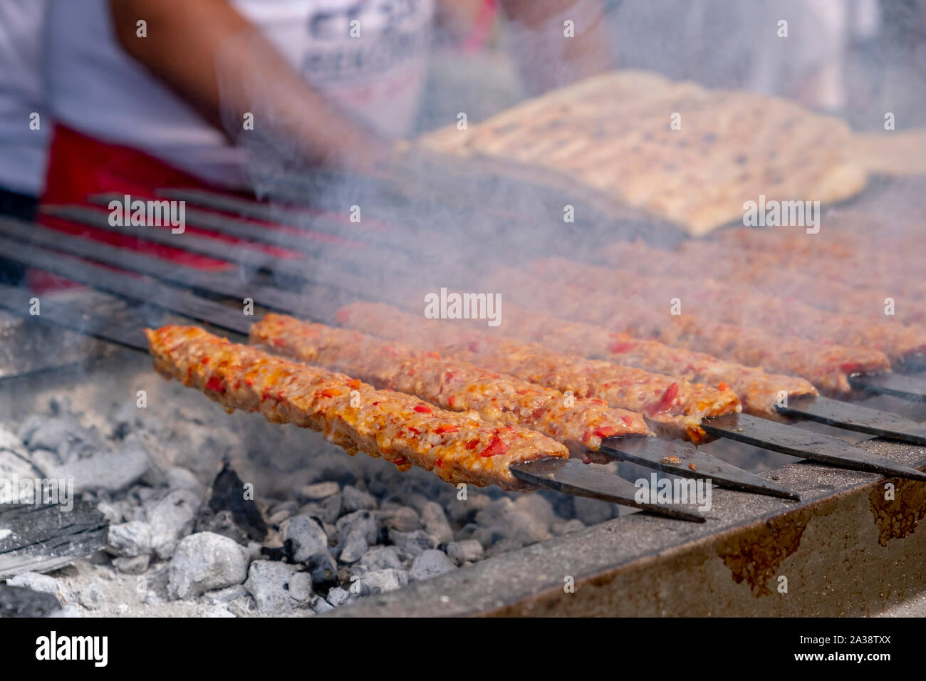 Adana Kebab turc traditionnel ou Kebap sur le grill avec brochettes dans le restaurant pour le dîner. Les gouts du festival 'ADANA Adana Lezzet Festivali' Banque D'Images