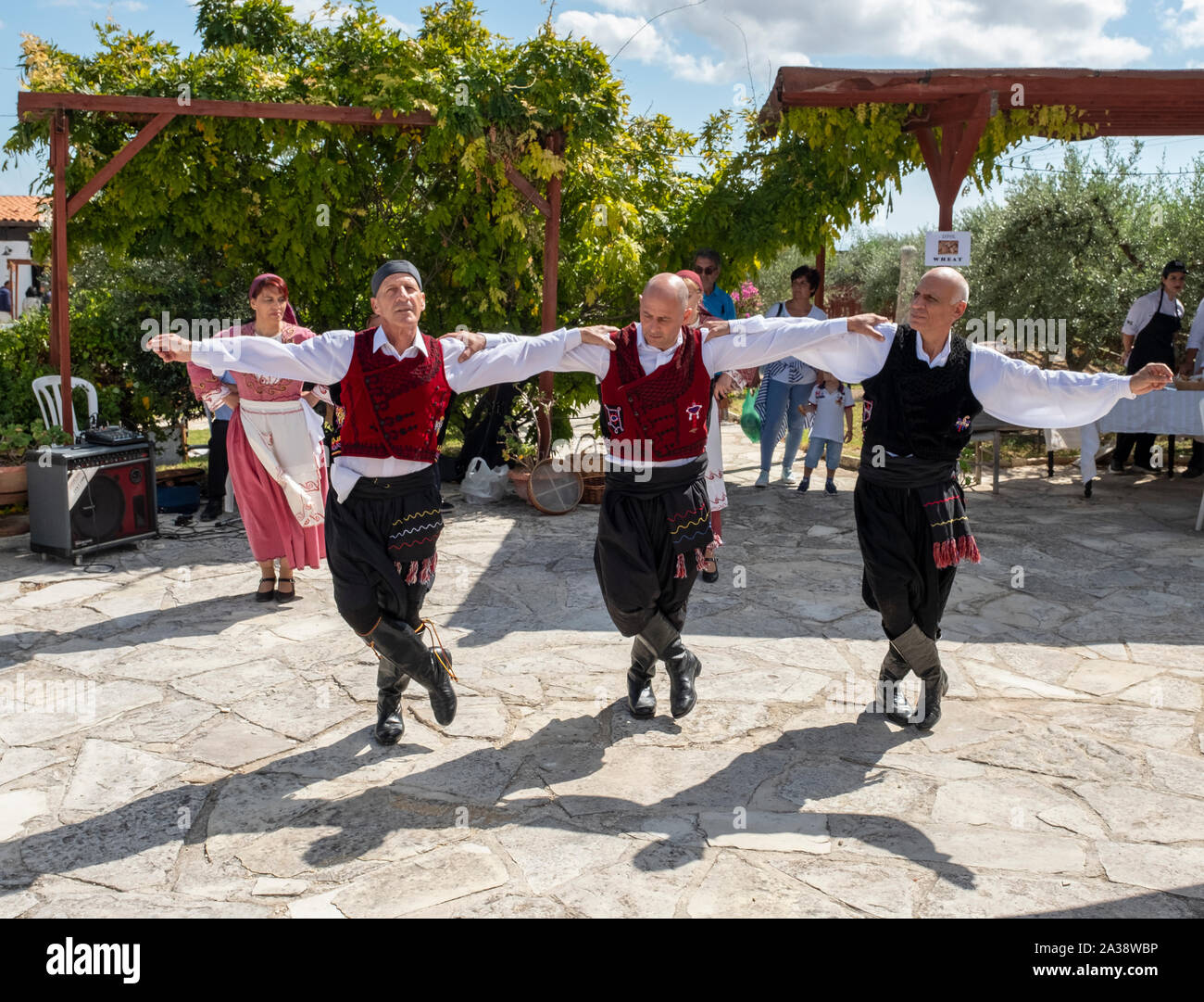 Dancers performing chypriote en costumes traditionnels à l'Olive, Anogyra Oleastro Festival, Chypre. Banque D'Images