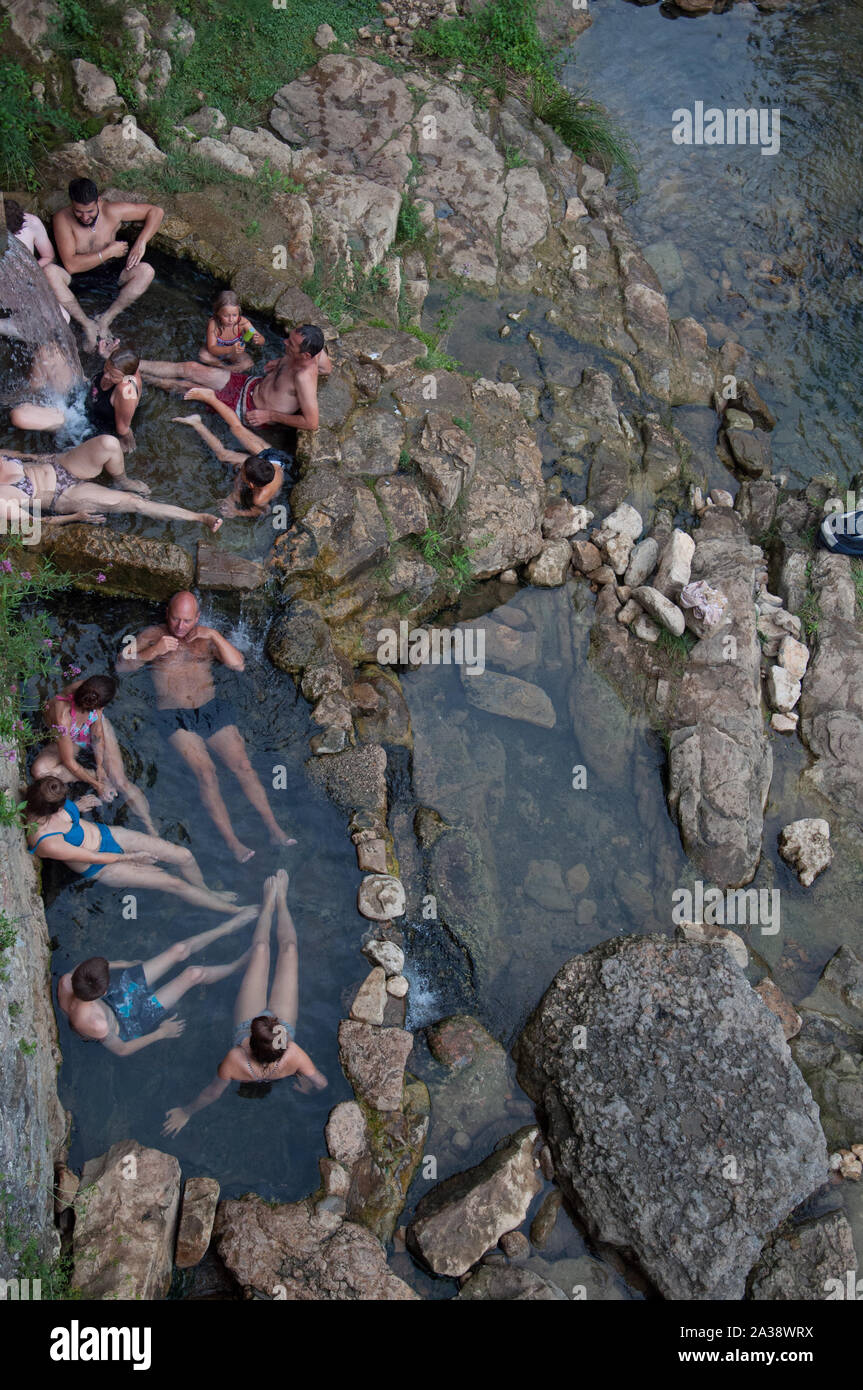 Baignade dans les eaux minérales naturelles d'eau chaude à Rennes les Bains dans l'Aude Région du sud-ouest de la France Banque D'Images