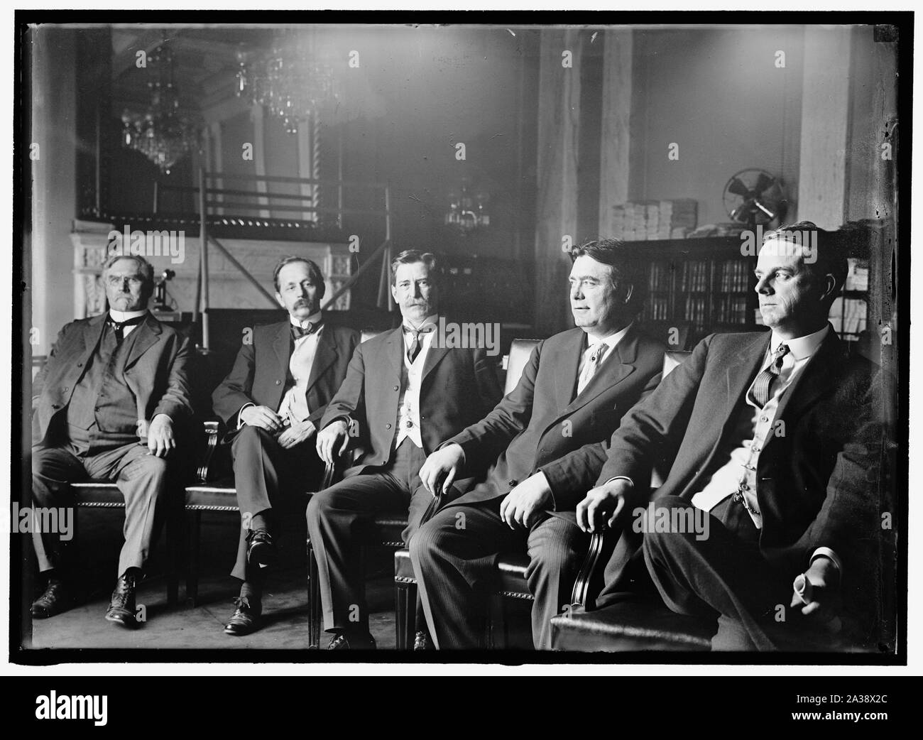 Sénat, comités. L'ÉDUCATION ET DU TRAVAIL SOUS-COMITÉ POUR ENQUÊTER SUR LES CONDITIONS DANS LA PEINTURE CREEK DISTRICT DE WEST VIRGINIA. Parfois appelé 'STRIKE INV. COM.' SÉNATEURS JAMES EDGAR MARTINE DU NEW JERSEY ; JOHN KNIGHT SHIELDS DU TENNESSEE ; SWANSON DE VIRGINIE ; WILLIAM E. BORAH DE L'IDAHO ; WILLIAM SQUIRE KENYON DE L'IOWA Banque D'Images