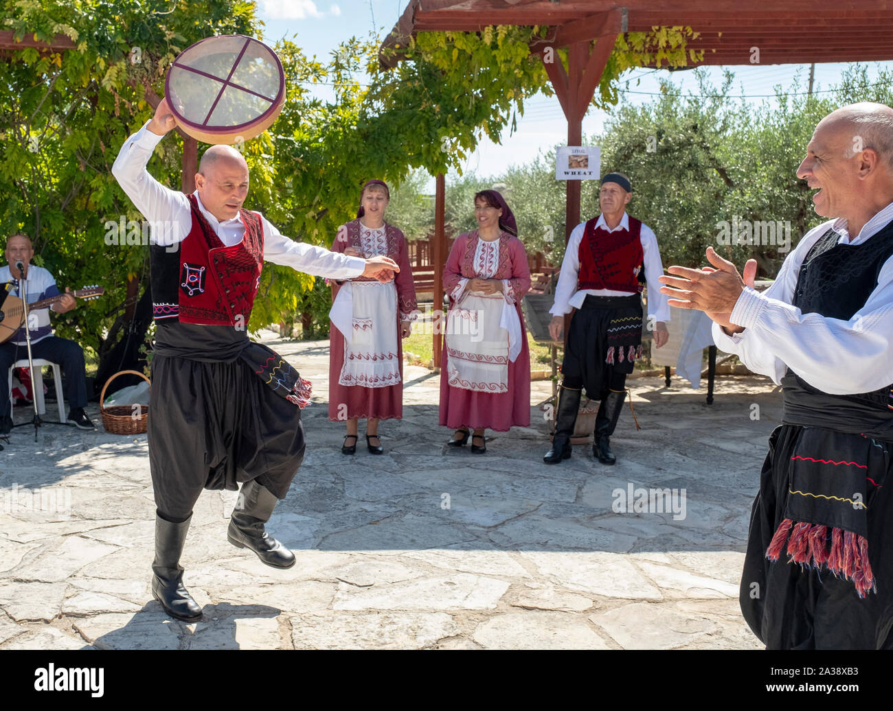 Dancers performing chypriote en costumes traditionnels à l'Olive, Anogyra Oleastro Festival, Chypre. Banque D'Images