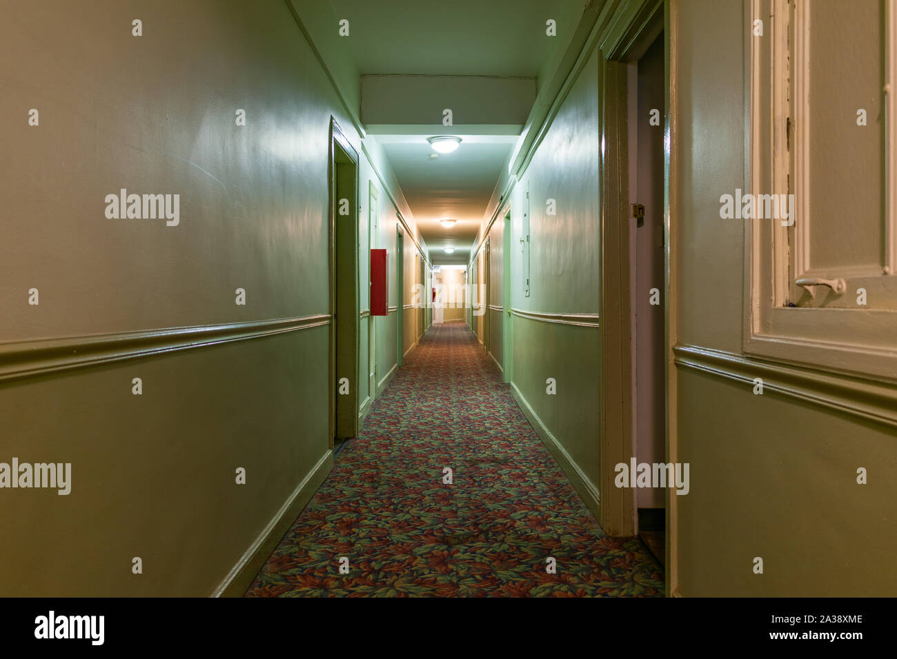 Long et sombre couloir et Creepy dans un ancien immeuble d'Américains Banque D'Images