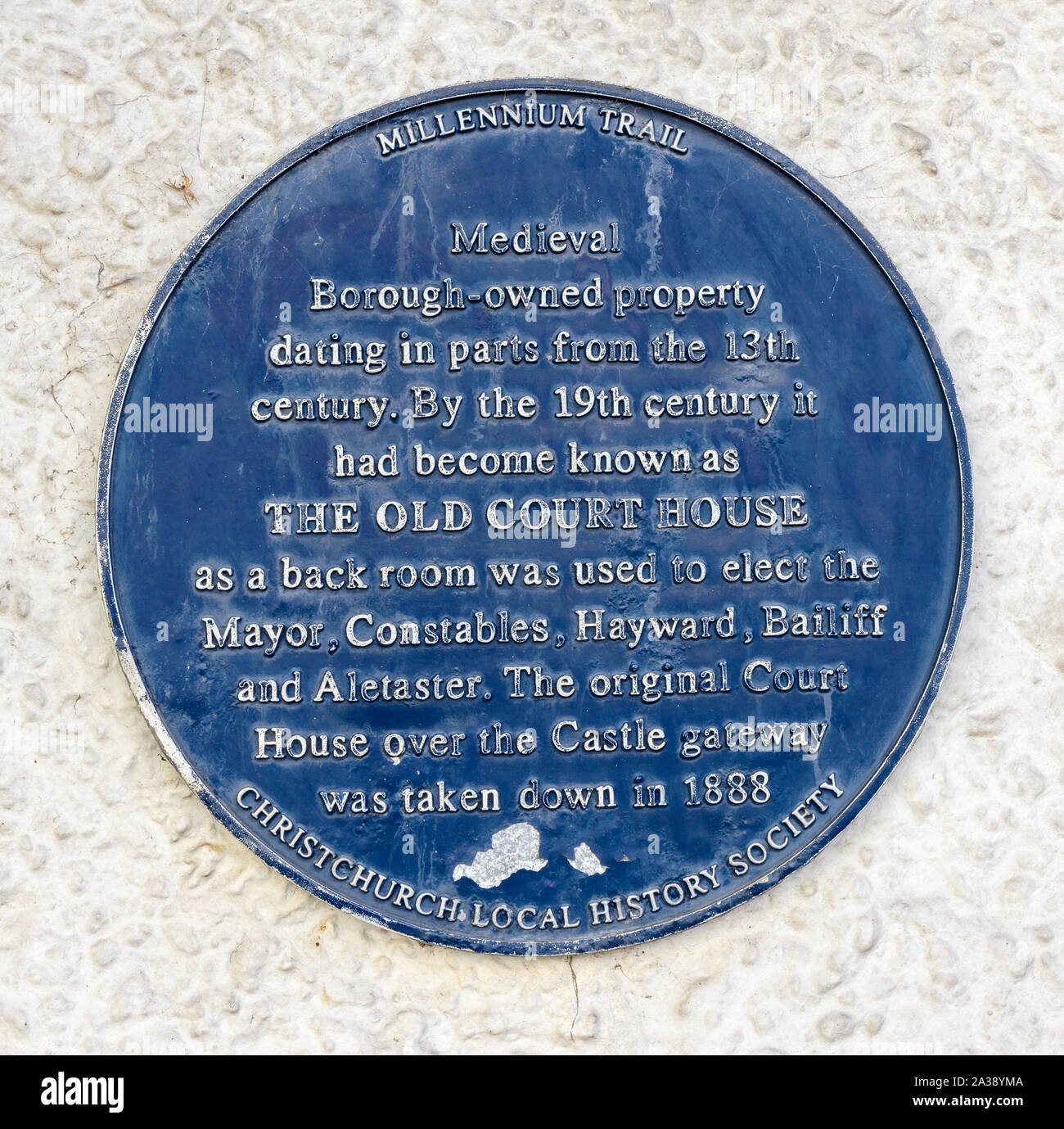 La Société d'histoire locale de Christchurch patrimoine bleu plaque à l'emplacement de l'ancien Palais de justice sur le sentier du millénaire, Castle Street, Christchurch, Dorset, Banque D'Images