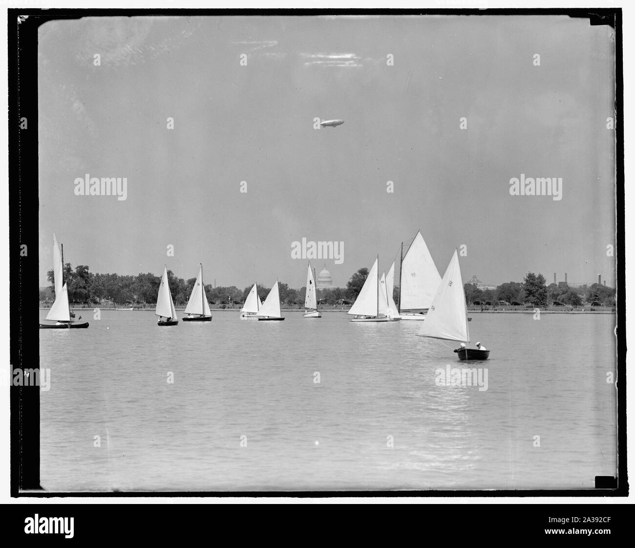Les courses de voilier le Potomac ; Voilier races le Potomac. Washington, D.C., 18 septembre. En prélude à la plus grande des courses de bateaux en régate Coupe du président prévue pour samedi prochain, les comètes, bécassines, mites et autres windjammers type navigué sur le Potomac breezy aujourd'hui de concourir pour la très convoitée de tasses. Vu le président de la courses location de Potomac. 18/09/37 ; Banque D'Images