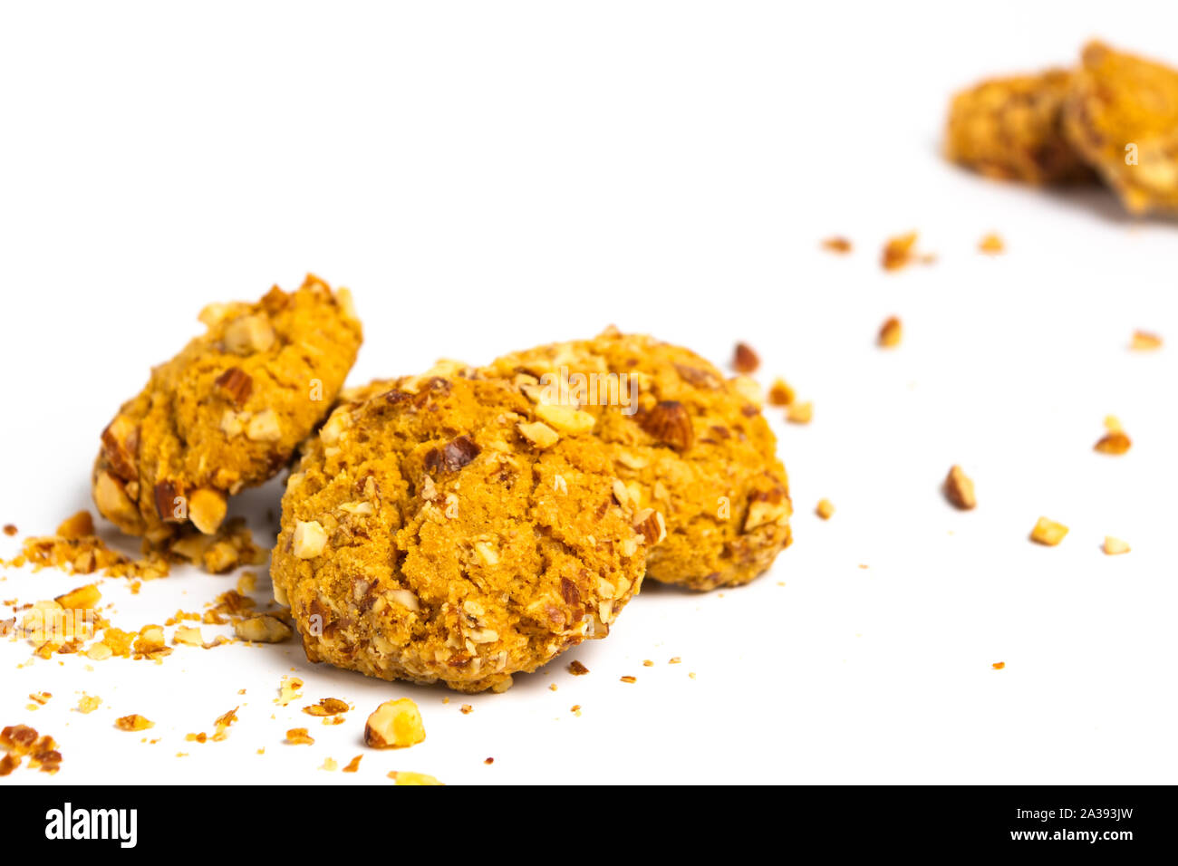 Partie intégrante des cookies aux amandes et noisettes isolated on white Banque D'Images