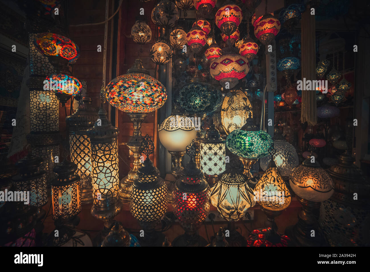 Lanterne mystique vue depuis l'est de la culture avec couleurs tendance Banque D'Images