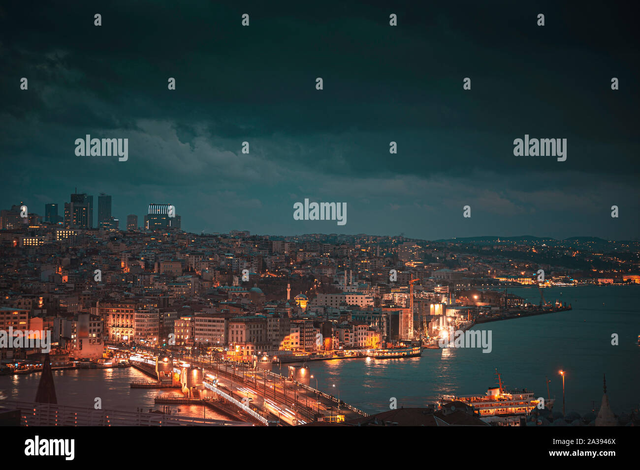 Vue générale d'Istanbul pendant le crépuscule avec couleurs tendance Banque D'Images