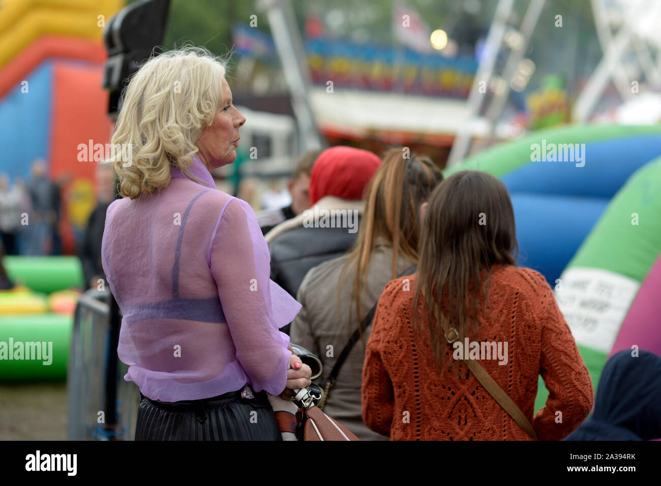 Dame Mature blonde en blouse lilas à Goose juste. Banque D'Images