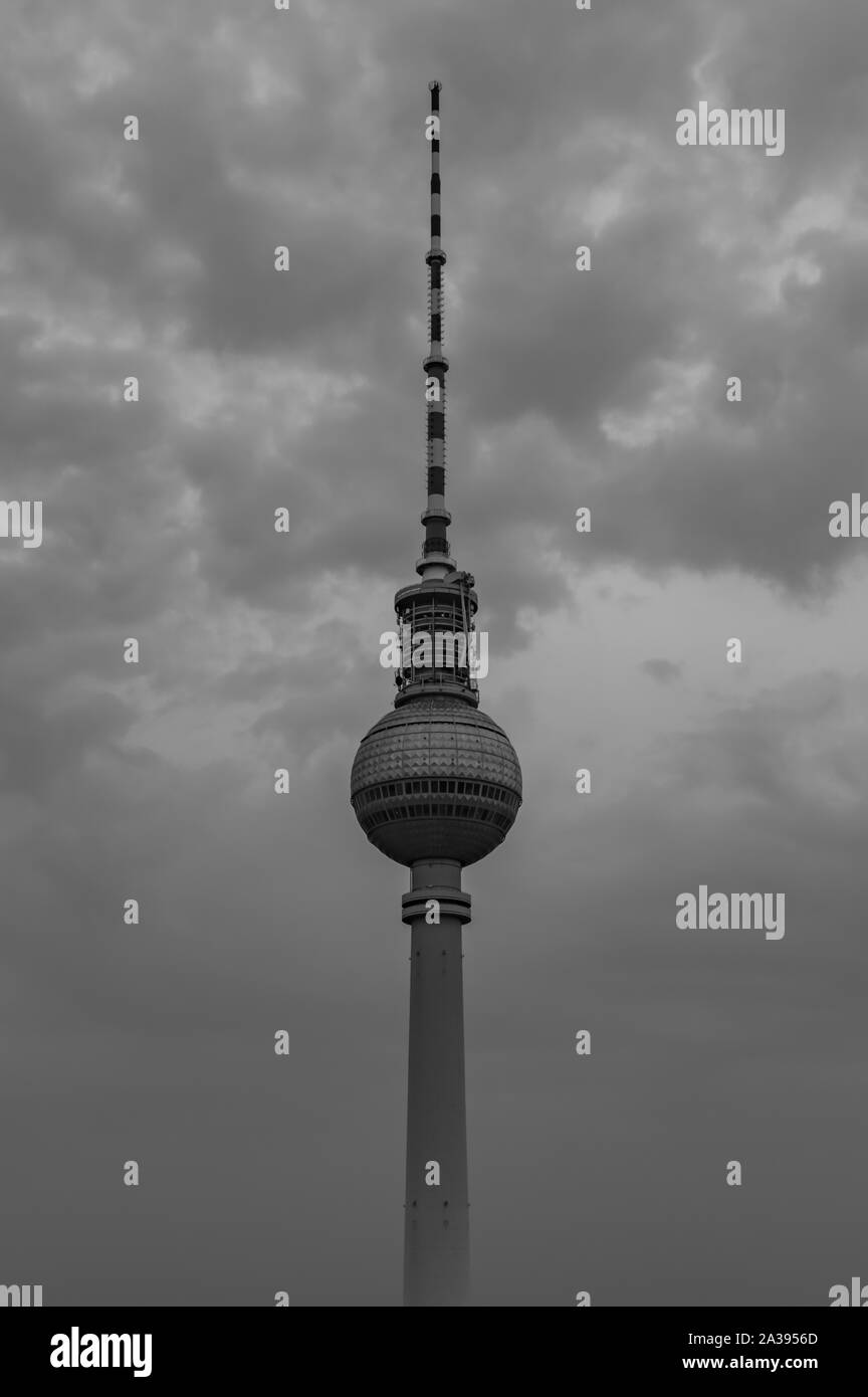 Une photo en noir et blanc de la Berliner Fernsehturm, à Berlin. Banque D'Images