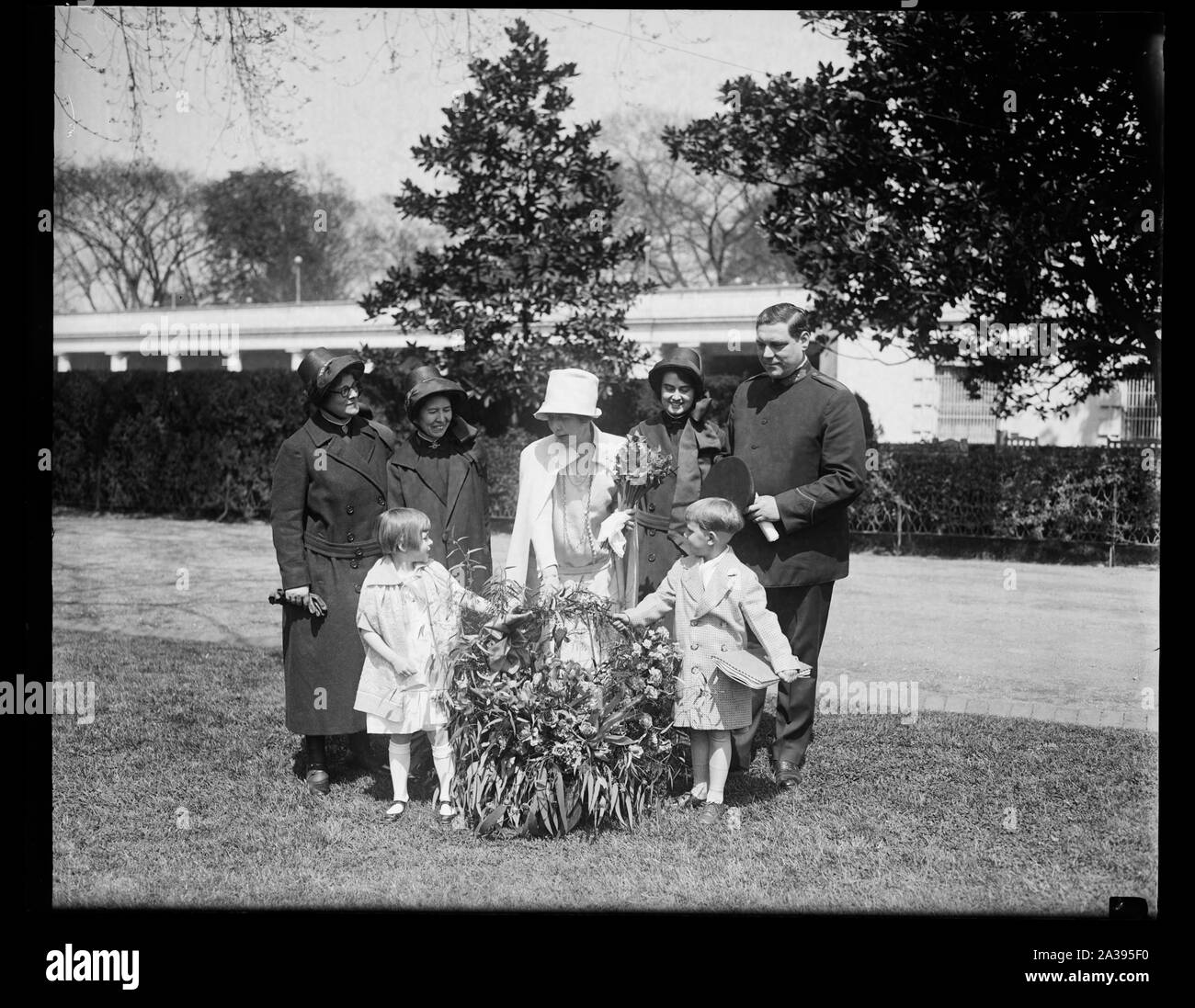 Les enfants de l'Armée du salut de Californie envoyer Mme Coolidge un cadeau de fleurs par avion. Un beau panier de fleurs envoyées par avion par les enfants de l'Armée du Salut Accueil à Lytton Springs, en Californie, a été présenté à Mme Coolidge à la Maison Blanche aujourd'hui. Ketha Holtz, fille d'Staff-Captain Ernest R. Holtz, Potomac Commandant de Division de l'Armée du Salut à Washington et Robert Rose, fils de l'Ensign Robert Rose de l'Armée du Salut, sont indiquées la présentation qui comprenait également une lecture du message : Chère Madame Coolidge : Nous vous faisons parvenir ces fleurs parce que nous vous aimons Banque D'Images