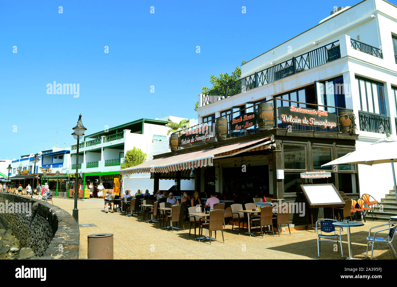Les touristes boire et manger dans un restaurant à Playa Blanca Lanzarote dans un Spa Banque D'Images