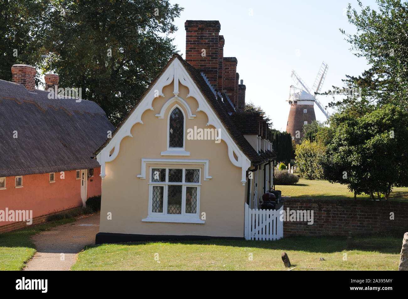 Les Hospices, Thaxted, Essex, stand dans le cimetière offrant une vue merveilleuse sur John Webb's moulin à vent. Banque D'Images