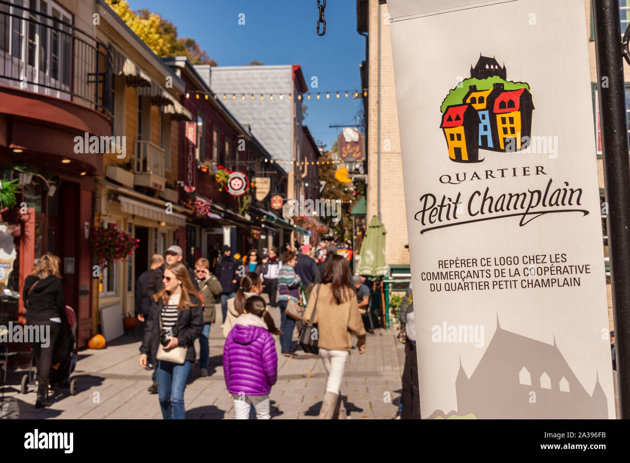 La ville de Québec, Canada - 5 octobre 2019 : le Petit Champlain street bondée de touristes dans la vieille ville de Québec. Banque D'Images