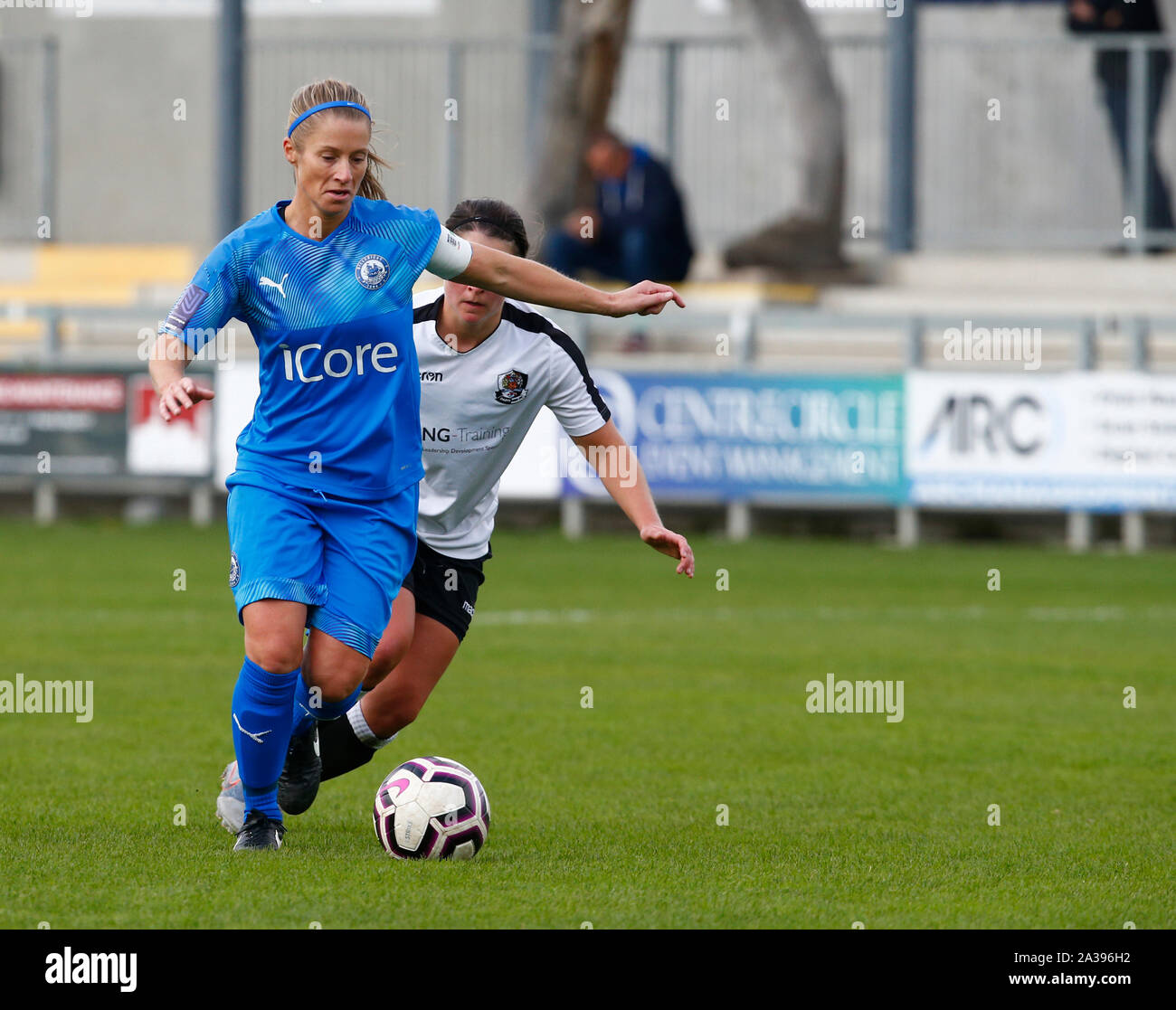 LONDON UNITED KINGDOM. 06 octobre Lindsay Morgan de Billericay Town Mesdames pendant féministe FA Cup 2ème tour qualificatif entre femmes Bi et FC Dartford Banque D'Images