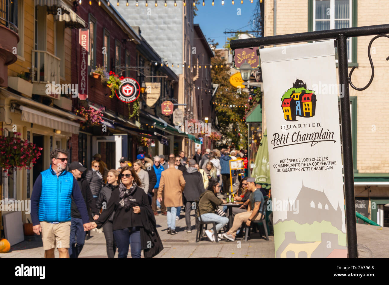 La ville de Québec, Canada - 5 octobre 2019 : le Petit Champlain street bondée de touristes dans la vieille ville de Québec. Banque D'Images