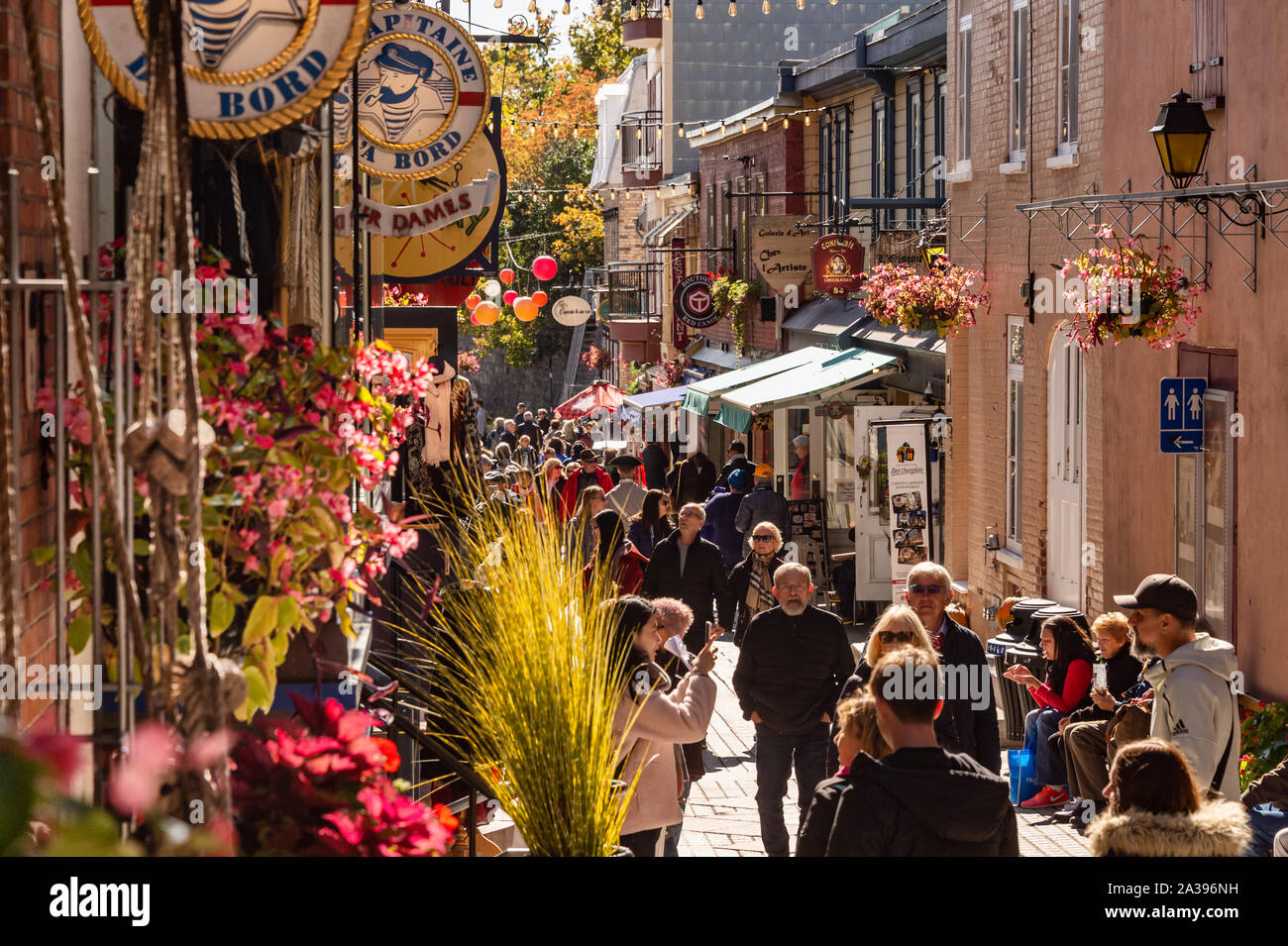 La ville de Québec, Canada - 5 octobre 2019 : le Petit Champlain street bondée de touristes dans la vieille ville de Québec. Banque D'Images