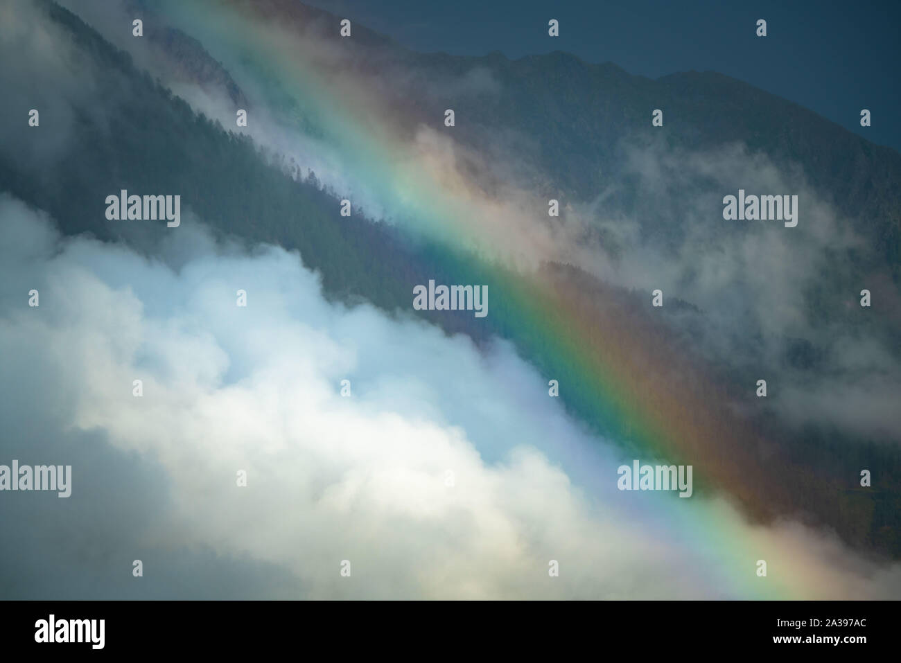 Arc-en-ciel sur le paysage alpin, Lienz, Autriche Banque D'Images