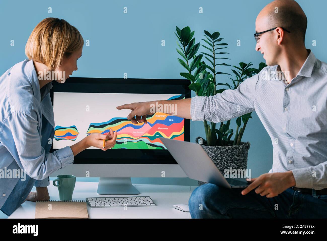 Les développeurs, travaillant sur diagramme affiché, l'analyser ensemble Banque D'Images
