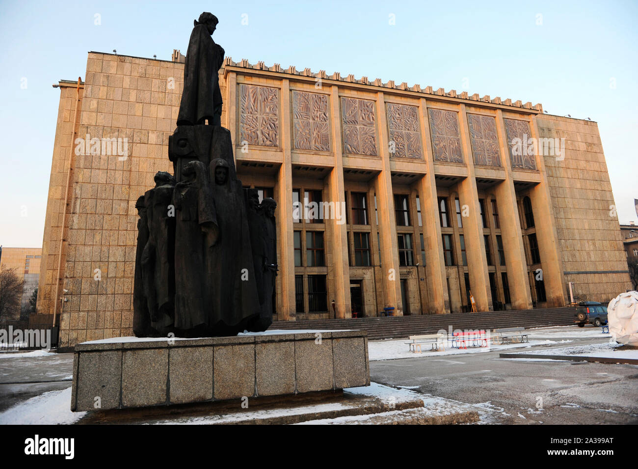 Cracovie, Pologne. Musée National (MNK). Vue extérieure du bâtiment et le monument dédié à l'artiste polonais, dramaturge et poète, Stanislaw Wyspianski (1869-1907). Banque D'Images